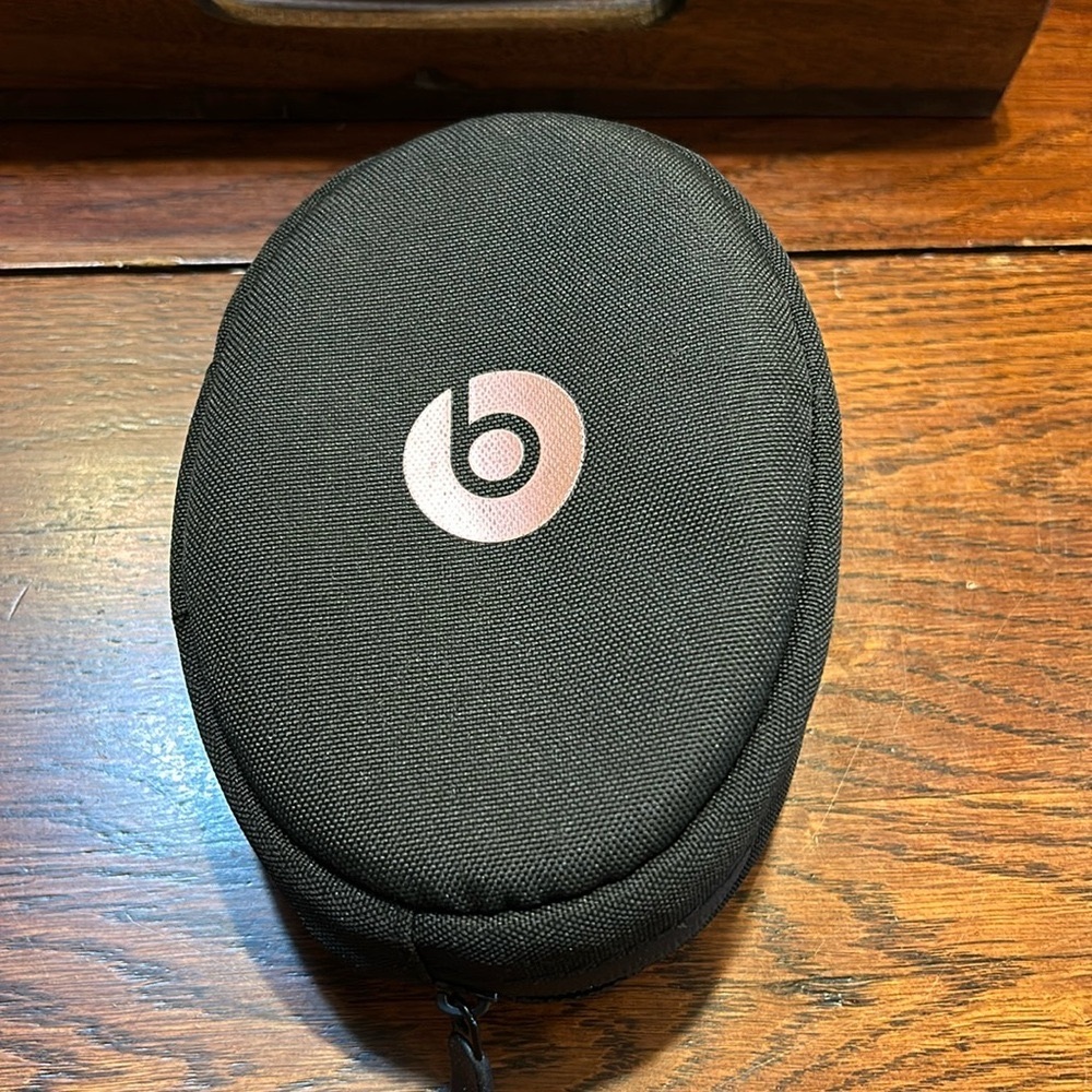 Beats headphone soft case w clip